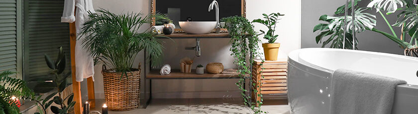 Ein modernes Badezimmer mit einer freistehenden Badewanne und stilvoller Dekoration. Pflanzen sorgen für eine frische Atmosphäre, während Kerzen und ein Teppich für Gemütlichkeit sorgen. Ein modernes Badezimmer mit einer freistehenden Badewanne und stilvoller Dekoration. Pflanzen sorgen für eine frische Atmosphäre, während Kerzen und ein Teppich für Gemütlichkeit sorgen.