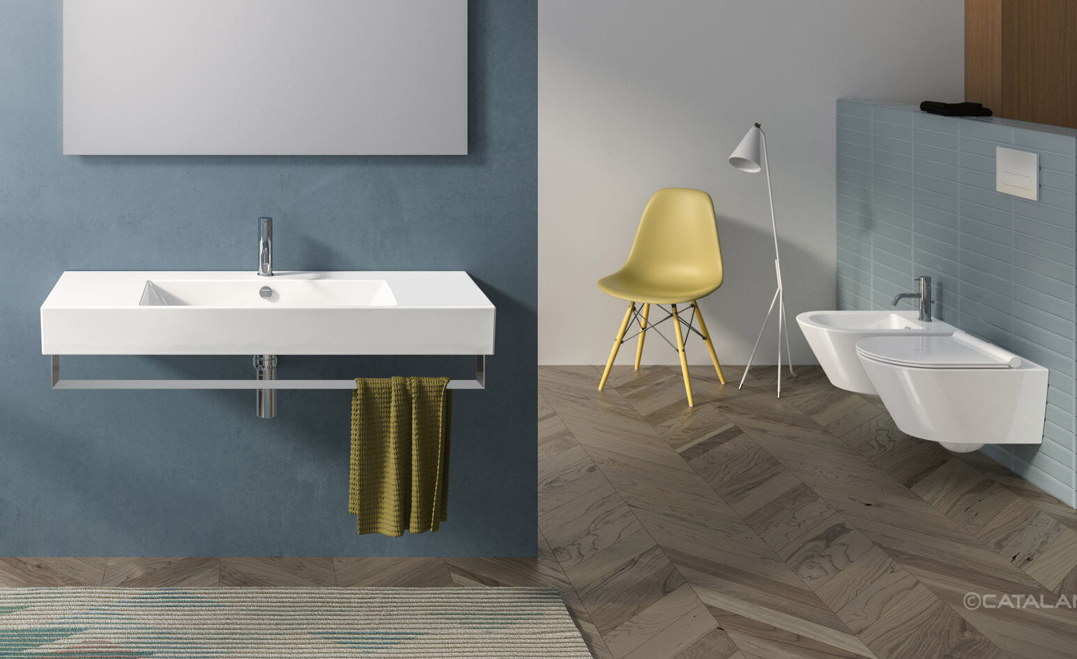 Modernes Badezimmer mit minimalistischem Design. Weiße Sanitäreinrichtungen, blaue Akzentwand, gelber Stuhl und Fischgrät-Holzboden für stilvolle Eleganz. Modernes Badezimmer mit minimalistischem Design. Weiße Sanitäreinrichtungen, blaue Akzentwand, gelber Stuhl und Fischgrät-Holzboden für stilvolle Eleganz.
