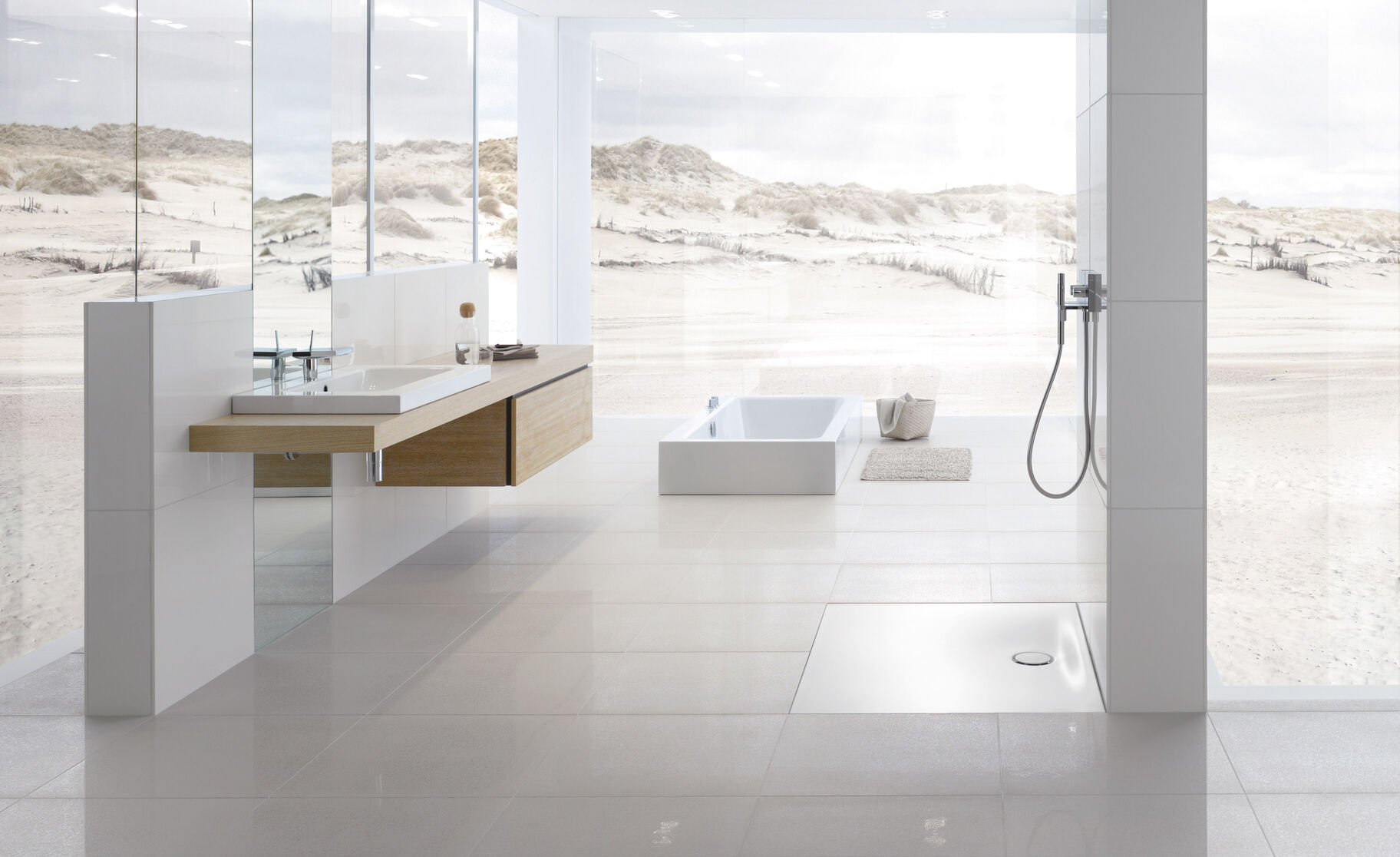 Lichtdurchflutetes Badezimmer mit freistehender Badewanne, moderner Dusche und stilvollem Waschbecken. Große Fenster bieten Blick auf eine Sandlandschaft. Lichtdurchflutetes Badezimmer mit freistehender Badewanne, moderner Dusche und stilvollem Waschbecken. Große Fenster bieten Blick auf eine Sandlandschaft.