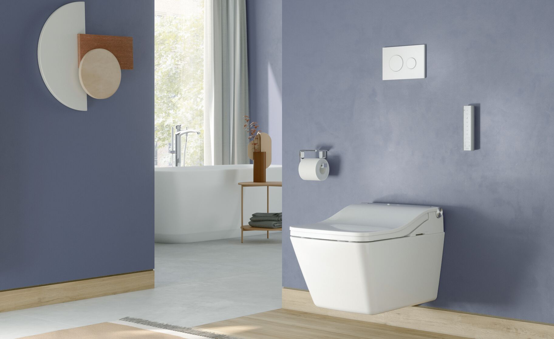 Badezimmer mit blauen Wänden, wandhängendem WC, freistehender Badewanne und dekorativen Akzenten. Viel natürliches Licht sorgt für Helligkeit. Badezimmer mit blauen Wänden, wandhängendem WC, freistehender Badewanne und dekorativen Akzenten. Viel natürliches Licht sorgt für Helligkeit.