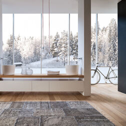 Geräumiges, modernes Badezimmer mit Holzfußboden, freistehenden Waschbecken, großen Fenstern mit Blick auf verschneite Landschaft und dekorativem Teppich. Geräumiges, modernes Badezimmer mit Holzfußboden, freistehenden Waschbecken, großen Fenstern mit Blick auf verschneite Landschaft und dekorativem Teppich.