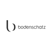 Logo mit einem stilisierten "b" links und dem Schriftzug "bodenschatz" rechts, alles in Schwarz auf transparentem Hintergrund. Bodenschatz Logo