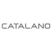 Grauer Schriftzug "CATALANO" in Großbuchstaben, auf transparentem Hintergrund. Catalano_Logo