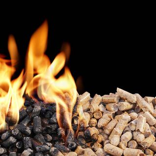 Holzpellets brennen mit lodernden Flammen. Die Pellets sind teils verbrannt, teils intakt, ideal für effiziente, umweltfreundliche Wärme. Holzpellets brennen mit lodernden Flammen. Die Pellets sind teils verbrannt, teils intakt, ideal für effiziente, umweltfreundliche Wärme.