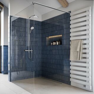 Moderne Dusche mit blauen Fliesen, Glasabtrennung, integriertem Regal und Handtuchheizkörper. Große Fenster bieten Blick ins Grüne. Moderne Dusche mit blauen Fliesen, Glasabtrennung, integriertem Regal und Handtuchheizkörper. Große Fenster bieten Blick ins Grüne.