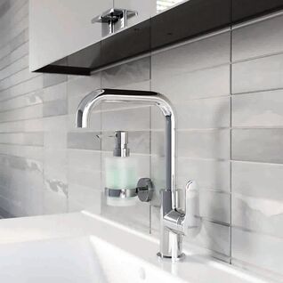 Modernes Badezimmerdesign mit gl&auml;nzender Armatur und eleganten, hellgrauen Fliesen. Ein integrierter Seifenspender verleiht dem Raum Funktionalit&auml;t und Stil.