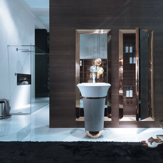 Luxuriöses Badezimmer mit eleganter freistehender Waschschale, dunklen Holzakzenten und metallischen Elementen. Der Raum wirkt stilvoll und modern, mit Glasdusche und dekorativen Details. Luxuriöses Badezimmer mit eleganter freistehender Waschschale, dunklen Holzakzenten und metallischen Elementen. Der Raum wirkt stilvoll und modern, mit Glasdusche und dekorativen Details.