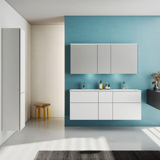 Modernes Badezimmer mit schwebenden weißen Schränken, blauer Akzentwand, großen Fenstern und minimalistischem Design. Modernes Badezimmer mit schwebenden weißen Schränken, blauer Akzentwand, großen Fenstern und minimalistischem Design.