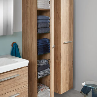 Holzschrank im Bad mit geordneten Handtüchern. Modernes Design, helle Fliesen, funktional und stilvoll eingerichtet für optimale Raumnutzung. Holzschrank im Bad mit geordneten Handtüchern. Modernes Design, helle Fliesen, funktional und stilvoll eingerichtet für optimale Raumnutzung.