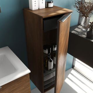 Moderner Holzschrank im Badezimmer vor einer blauen Wand. Der Schrank bietet stilvollen Stauraum für Pflegeprodukte. Natürliches Licht fällt durch ein großes Fenster. Moderner Holzschrank im Badezimmer vor einer blauen Wand. Der Schrank bietet stilvollen Stauraum für Pflegeprodukte. Natürliches Licht fällt durch ein großes Fenster.