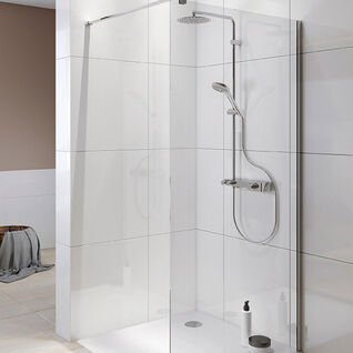 Helle, moderne Dusche mit großen weißen Fliesen und klaren Glaswänden. Die silbernen Armaturen sind elegant und funktional, mit einer Regen- und Handbrause. Minimalistisches Design. Helle, moderne Dusche mit großen weißen Fliesen und klaren Glaswänden. Die silbernen Armaturen sind elegant und funktional, mit einer Regen- und Handbrause. Minimalistisches Design.