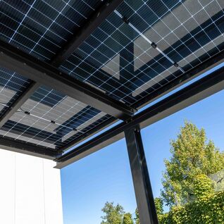 Effizientes Solardach: Moderne Energiegewinnung trifft auf stilvolle Architektur, perfekt integriert in eine grüne Umgebung. Effizientes Solardach: Moderne Energiegewinnung trifft auf stilvolle Architektur, perfekt integriert in eine grüne Umgebung.