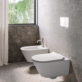 Modernes Badezimmer mit wandhängendem WC und Bidet, grauer Steinoptik und großem Fenster mit Blick ins Grüne. Schlichte Eleganz und natürliche Materialien. Modernes Badezimmer mit wandhängendem WC und Bidet, grauer Steinoptik und großem Fenster mit Blick ins Grüne. Schlichte Eleganz und natürliche Materialien.