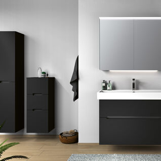 Modernes Badezimmer mit schwarzen Schränken und einem eleganten Waschtisch. Große Fenster bieten einen schönen Ausblick. Klare Linien und viel Stauraum sorgen für ein stilvolles Ambiente. Modernes Badezimmer mit schwarzen Schränken und einem eleganten Waschtisch. Große Fenster bieten einen schönen Ausblick. Klare Linien und viel Stauraum sorgen für ein stilvolles Ambiente.