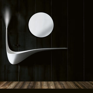 Modernes Badezimmer mit futuristischem Design. Weiße, geschwungene Waschtischform und runder Spiegel vor schwarzer Wand. Dunkler Holzboden ergänzt den Look. Modernes Badezimmer mit futuristischem Design. Weiße, geschwungene Waschtischform und runder Spiegel vor schwarzer Wand. Dunkler Holzboden ergänzt den Look.