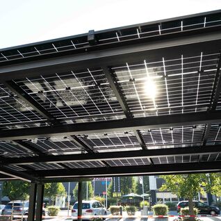 Modernes Carport mit Solarpanelen: Effiziente Energiegewinnung und stilvolle Architektur schaffen einen nachhaltigen, funktionalen Schutz für Fahrzeuge. Modernes Carport mit Solarpanelen: Effiziente Energiegewinnung und stilvolle Architektur schaffen einen nachhaltigen, funktionalen Schutz für Fahrzeuge.
