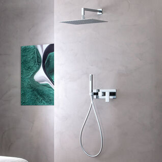 Moderne Dusche mit hellen Wänden, quadratischem Regenduschkopf, Handbrause und Chromarmaturen. Schlichtes, elegantes Design mit minimalistischem Stil. Moderne Dusche mit hellen Wänden, quadratischem Regenduschkopf, Handbrause und Chromarmaturen. Schlichtes, elegantes Design mit minimalistischem Stil.
