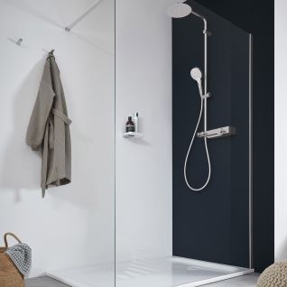 Moderne, offene Dusche mit Glaswand und dunkler R&uuml;ckwand. Ausgestattet mit Regenduschkopf und Handbrause. Helle, minimalistische Gestaltung mit integriertem Regal.
