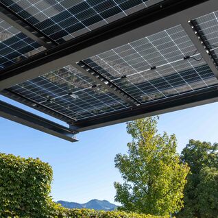 Nachhaltige Überdachung aus Solarpanelen: Moderne Energiegewinnung trifft stilvolle Architektur in harmonischer, grüner Umgebung. Nachhaltige Überdachung aus Solarpanelen: Moderne Energiegewinnung trifft stilvolle Architektur in harmonischer, grüner Umgebung.