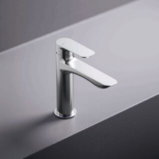 Elegante, minimalistische Chromarmatur mit modernem Design auf dunkler Oberfläche. Schlanke, gerade Linien für ein stilvolles Badambiente. Elegante, minimalistische Chromarmatur mit modernem Design auf dunkler Oberfläche. Schlanke, gerade Linien für ein stilvolles Badambiente.