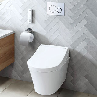 Modernes Badezimmer mit grauer Fischgrätfliesenwand, wandhängendem WC und integriertem Bedienfeld. Heller Fliesenboden, Holzwaschtisch an der Seite, elegantes und funktionales Design. Modernes Badezimmer mit grauer Fischgrätfliesenwand, wandhängendem WC und integriertem Bedienfeld. Heller Fliesenboden, Holzwaschtisch an der Seite, elegantes und funktionales Design.