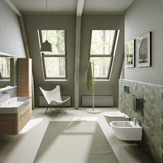 Modernes Badezimmer mit Dachschrägen und großen Fenstern. Grüne Akzentfliesen, hängender Waschtisch und freistehende Armaturen. Stilvolle Einrichtung mit Sessel und minimalistischen Details. Modernes Badezimmer mit Dachschrägen und großen Fenstern. Grüne Akzentfliesen, hängender Waschtisch und freistehende Armaturen. Stilvolle Einrichtung mit Sessel und minimalistischen Details.