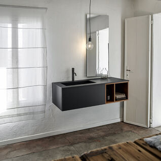 Minimalistisches Badezimmer mit schwarzem Waschtisch, hängendem Spiegel und einfacher Beleuchtung. Weißer Vorhang, Holzboden, offene Regalnische. Helles, schlichtes Design. Minimalistisches Badezimmer mit schwarzem Waschtisch, hängendem Spiegel und einfacher Beleuchtung. Weißer Vorhang, Holzboden, offene Regalnische. Helles, schlichtes Design.