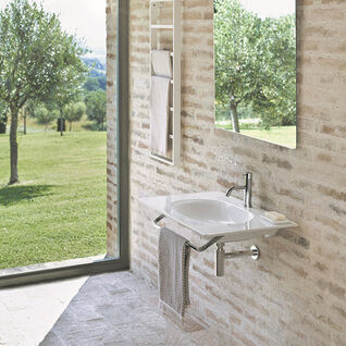 Helles Badezimmer mit Backsteinwänden, modernem Wandwaschbecken und großem Fenster mit Blick auf eine grüne Landschaft. Minimalistisches, natürliches Design. Helles Badezimmer mit Backsteinwänden, modernem Wandwaschbecken und großem Fenster mit Blick auf eine grüne Landschaft. Minimalistisches, natürliches Design.