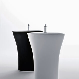 Zwei freistehende, moderne Waschbecken in Weiß und Schwarz mit geschwungener Form auf neutralem Hintergrund. Zwei freistehende, moderne Waschbecken in Weiß und Schwarz mit geschwungener Form auf neutralem Hintergrund.