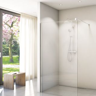 Helle, minimalistische Dusche mit Glaswand. Gro&szlig;e Fenster bieten Blick auf einen bl&uuml;henden Garten. Holzbank als Akzent in der Ecke.