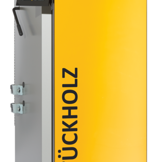 Ein modernes Heizsystem für Stückholz mit gelber Front und digitalem Display. Das Gerät hat einen Griff und eine kompakte Bauweise. Inhaus Stückholz ETA