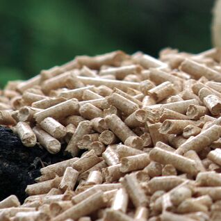 Ein Haufen Holzpellets, die als umweltfreundlicher Brennstoff verwendet werden. Sie bestehen aus verdichtetem Sägemehl und sind effizient für Heizsysteme. Ein Haufen Holzpellets, die als umweltfreundlicher Brennstoff verwendet werden. Sie bestehen aus verdichtetem Sägemehl und sind effizient für Heizsysteme.