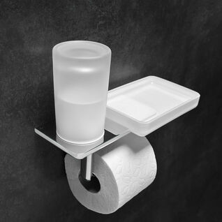 Ein multifunktionales Badzubehör an einer dunklen Wand, das einen mattierten Becher, eine Seifenablage und einen Toilettenpapierhalter kombiniert. Ein multifunktionales Badzubehör an einer dunklen Wand, das einen mattierten Becher, eine Seifenablage und einen Toilettenpapierhalter kombiniert.