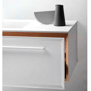 Moderner Waschtisch in Weiß mit Holzdetails. Minimalistische Dekoration mit schwarzer Vase und geometrischem Element. Schlichtes, elegantes Design. Moderner Waschtisch in Weiß mit Holzdetails. Minimalistische Dekoration mit schwarzer Vase und geometrischem Element. Schlichtes, elegantes Design.