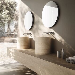 Modernes Badezimmer mit zwei runden Spiegeln und zylindrischen Waschbecken auf Holzplatte. Glaswand bietet Blick ins Freie für natürliche Helligkeit. Modernes Badezimmer mit zwei runden Spiegeln und zylindrischen Waschbecken auf Holzplatte. Glaswand bietet Blick ins Freie für natürliche Helligkeit.