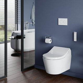 Modernes Badezimmer mit wandhängendem WC, blauer Wand, Holzfußboden und Glaswand, die einen Blick auf die Badewanne bietet. Minimalistisches Design. Modernes Badezimmer mit wandhängendem WC, blauer Wand, Holzfußboden und Glaswand, die einen Blick auf die Badewanne bietet. Minimalistisches Design.