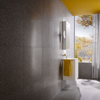 Kleines Badezimmer mit gelben Wänden und Decke. Minimalistischer Waschtisch und großes Fenster mit herbstlichem Ausblick. Moderne, einladende Atmosphäre mit stilvollen Details. Kleines Badezimmer mit gelben Wänden und Decke. Minimalistischer Waschtisch und großes Fenster mit herbstlichem Ausblick. Moderne, einladende Atmosphäre mit stilvollen Details.