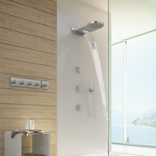 Moderne Dusche mit Holz- und weißen Wänden. Große Regendusche mit Wasserfall-Effekt. Glaswand bietet Blick auf eine Landschaft. Minimalistische Ablage mit Handtüchern und Glas. Moderne Dusche mit Holz- und weißen Wänden. Große Regendusche mit Wasserfall-Effekt. Glaswand bietet Blick auf eine Landschaft. Minimalistische Ablage mit Handtüchern und Glas.