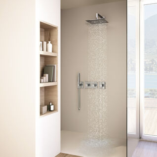 Moderne Dusche mit quadratischem Regenduschkopf, Glaswand und integriertem Regal. Helle, minimalistische Gestaltung mit stilvollen Armaturen. Moderne Dusche mit quadratischem Regenduschkopf, Glaswand und integriertem Regal. Helle, minimalistische Gestaltung mit stilvollen Armaturen.