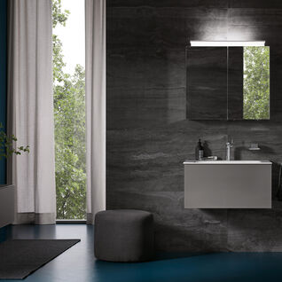 Modernes Badezimmer mit dunkler Steinwand, beleuchtetem Spiegelschrank und schwebendem Waschbecken, ergänzt durch blaue Akzente und große Fenster. Modernes Badezimmer mit dunkler Steinwand, beleuchtetem Spiegelschrank und schwebendem Waschbecken, ergänzt durch blaue Akzente und große Fenster.