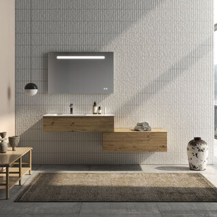 Modernes Badezimmer mit hölzernem Waschtisch, beleuchtetem Spiegel und minimalistischer Deko. Helle, offene Gestaltung mit großen Fenstern. Modernes Badezimmer mit hölzernem Waschtisch, beleuchtetem Spiegel und minimalistischer Deko. Helle, offene Gestaltung mit großen Fenstern.