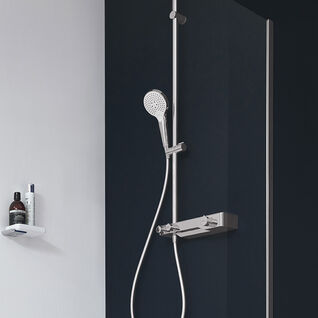 Moderne Dusche mit dunkler Wand, rundem Regenduschkopf und Handbrause. Chrom-Armaturen und schlichtes Design mit funktionaler Ablage. Moderne Dusche mit dunkler Wand, rundem Regenduschkopf und Handbrause. Chrom-Armaturen und schlichtes Design mit funktionaler Ablage.