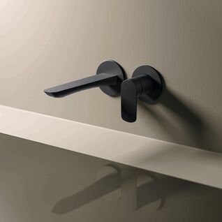 Moderne, schwarze Wandarmatur mit minimalistischem Design. Die matte Oberfl&auml;che sorgt f&uuml;r einen eleganten, zeitgem&auml;&szlig;en Look. Perfekt f&uuml;r ein stilvolles Badezimmer.