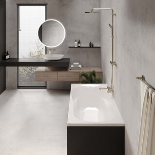 Ein minimalistisches, modernes Badezimmer mit einer freistehenden Badewanne, einem schwebenden Waschbecken mit rundem Spiegel, und einem wandmontierten WC. Ein minimalistisches, modernes Badezimmer mit einer freistehenden Badewanne, einem schwebenden Waschbecken mit rundem Spiegel, und einem wandmontierten WC.
