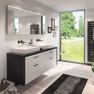 Modernes Badezimmer mit Doppelwaschbecken, schwarzer Armatur und großem Spiegel. Helle, minimalistische Einrichtung mit Blick ins Grüne. Modernes Badezimmer mit Doppelwaschbecken, schwarzer Armatur und großem Spiegel. Helle, minimalistische Einrichtung mit Blick ins Grüne.