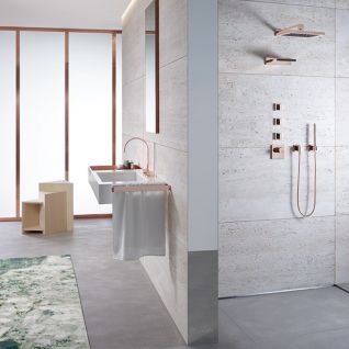 Modernes Badezimmer mit eleganten Kupferarmaturen und gro&szlig;en, hellen Fliesen. Offene Dusche, minimalistisches Waschbecken und dezente Beleuchtung. Stilvoll und funktional.