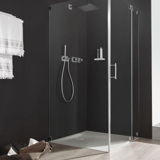 Moderne Duschkabine mit dunklen W&auml;nden und Glasabtrennung. Quadratischer Regenduschkopf, Handbrause und schlichte Armaturen. Minimalistisches Design mit heller Duschwanne und Ablage.