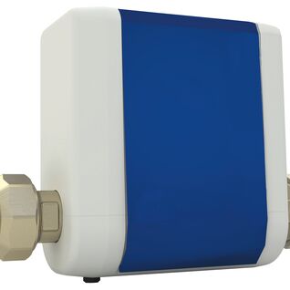 Leckageschutz. Ein rechteckiges, weißes Gerät mit einer blauen Fläche in der Mitte und zwei metallischen Anschlüssen an den Seiten.  Leckageschutz. Ein rechteckiges, weißes Gerät mit einer blauen Fläche in der Mitte und zwei metallischen Anschlüssen an den Seiten.
