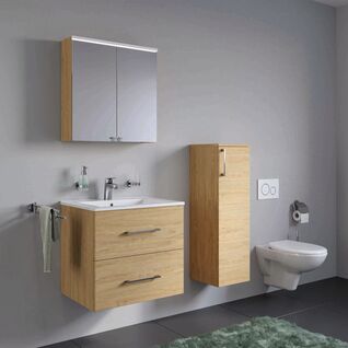 Modernes Badezimmer mit hängenden Holzmöbeln, wandmontierter Toilette und schlichtem Design. Funktional und minimalistisch mit viel Stauraum. Modernes Badezimmer mit hängenden Holzmöbeln, wandmontierter Toilette und schlichtem Design. Funktional und minimalistisch mit viel Stauraum.