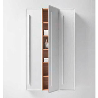 Weißer Wandschrank mit offenem Fach. Innen Holzregale mit Handtüchern und einer Vase. Schlichtes, modernes Design. Weißer Wandschrank mit offenem Fach. Innen Holzregale mit Handtüchern und einer Vase. Schlichtes, modernes Design.